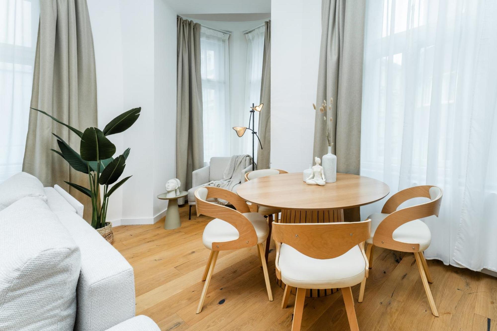 Cozy Wenceslas Square 700m Apartment, Apartment *